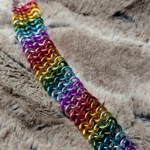 Même bracelet, vu sous un angle un peu différent.