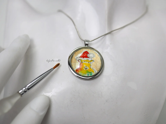 Anhänger mit handgemaltem buntem Schafsportrait mit Weihnachtsmütze