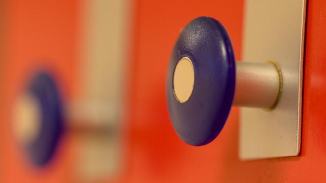 Ein Kleiderhaken an einem Spind in einer Rettungswache