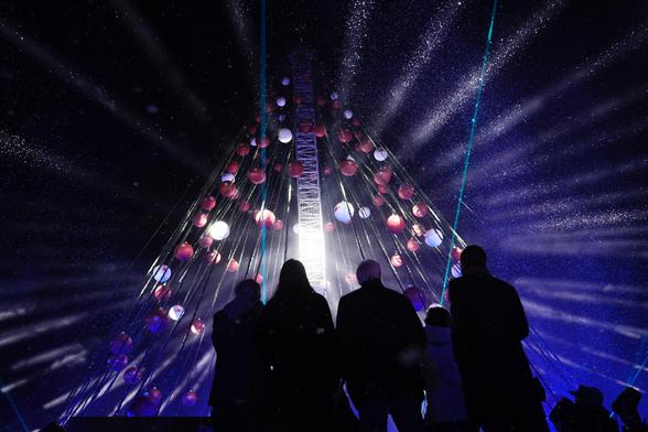 <img alt="Encendido del Gran Árbol de Navidad de Murcia por parte del actor Richard Gere, de la mano de la Fundación Aladina, y presentados por el alcalde." height="4160" src="https://imagenes.elpais.com/resizer/v2/2EGPP63XK5HU7F5BJOHJXJCIBU.jpeg?auth=33825143452ea6b0501fe1404f1aafdfcd077ba7c62d695a6f483dde2341bc99" width="6240" /><p></p>