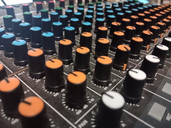 Ein Mischpult mit lauter Knöpfen.