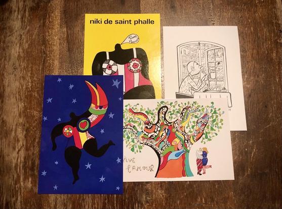 Quatre cartes postales, trois de Niki de Saint Phalle, trouvées au Musée national des beaux-art de Québec et une de Michel Rabagliati offerte au Monastère des augustines à Québec.