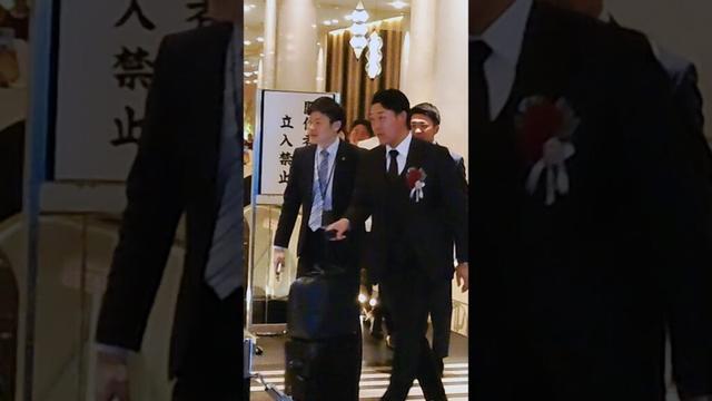 会場を後にする才木浩人投手、大山悠輔選手、石井大智投手、森下翔太選手、村上頌樹投手、佐藤輝明選手。NPBアワード2025 #阪神タイガース #大山悠輔 #石井大智 #npbアワード