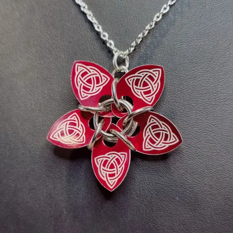 Même pendentif, mais en rouge.