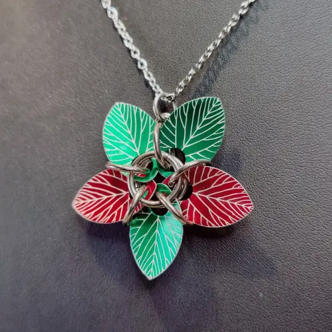 Même pendentif, mais cette fois les écailles ont un motif de feuilles et les couleurs alternent entre rouge et vert.