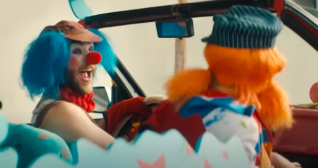 Pagliacci alla guida di un'auto