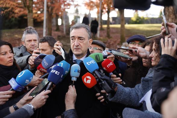 El presidente del PNV, Aitor Esteban, antes del homenaje del presidente de Alemania a las víctimas del bombardeo.