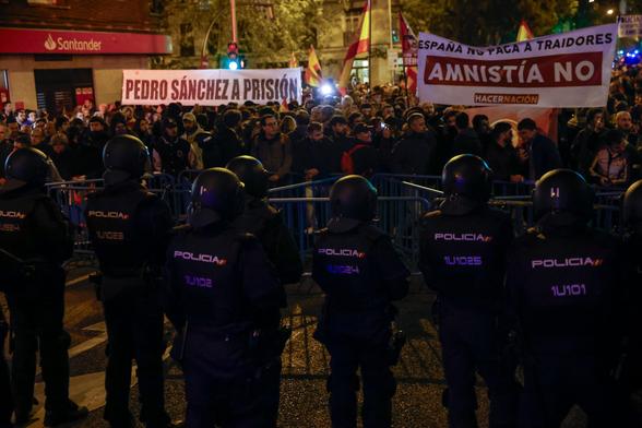 Pancarta del partido Hacer Nación, a la derecha, en una manifestación ante la sede del PSOE en la calle Ferraz de Madrid en noviembre de 2023.