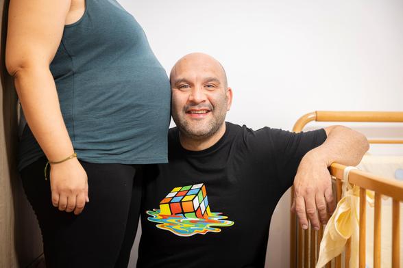 Xavi, en su apartamento en Sabadell.