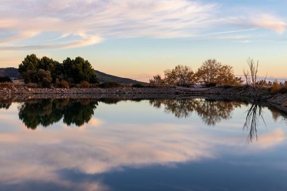 Español: Paisaje con lago tranquilo que refleja árboles y el cielo al atardecer.
English: Calm lake reflecting trees and the sunset sky.