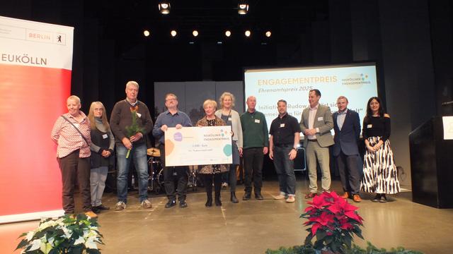 Übergabe des Neuköllner Ehrenamtspreises 2025 an die Initiative "Rudow empört sich!"