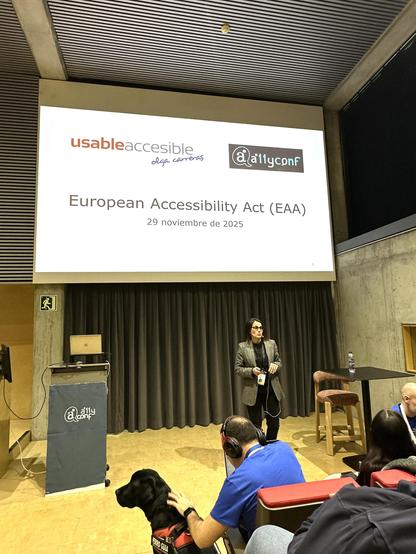 Olga Carreras a l'auditori de l'a11yConf 2025 a Girona parlant de european accessibility act davant de la audiència i assistents