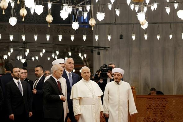 البابا لاوون الرابع عشر يزور الجامع الأزرق في اسطنبول