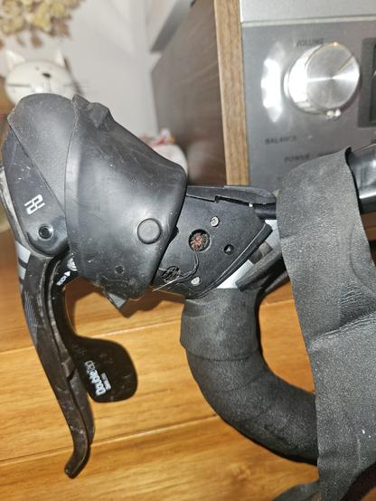 photo de la manette SRAM Force 22, on aperçoit le cable de dérailleur cassé.