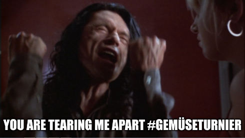 Meme von Johnny aus dem Film "The Room" schreit mit schmerzverzerrtem Gesicht. In der Caption steht: "You are tearing me apart #gemüseturnier"