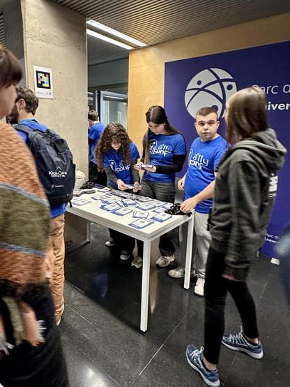 equipo de voluntarios atendiendo los asistentes en la acreditación de la a11yConf 2025