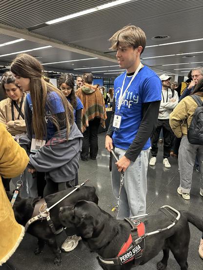 El equipo de el evento a11yConf atendiendo los perros guias de organizadores y ponentes