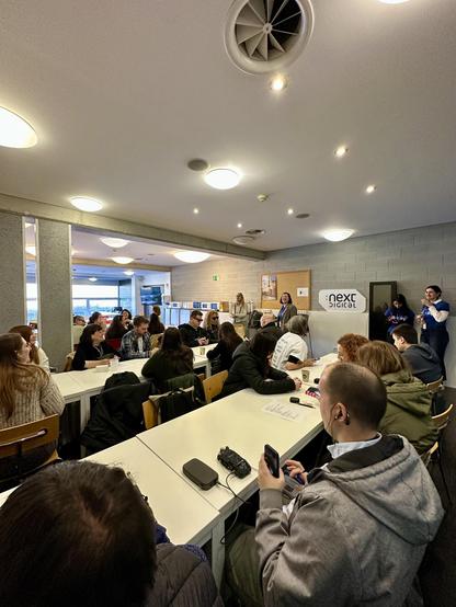 Núria Azanza i Karina Ramírez en la sala Next Digital de l'a11yConf 2025 a Girona parlant d'interficies accessibles