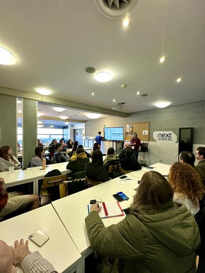 Afra Pascual en el Taller de l'a11yConf 2025 a Girona parlant d'accessibilitat en mobil davant de la audiència