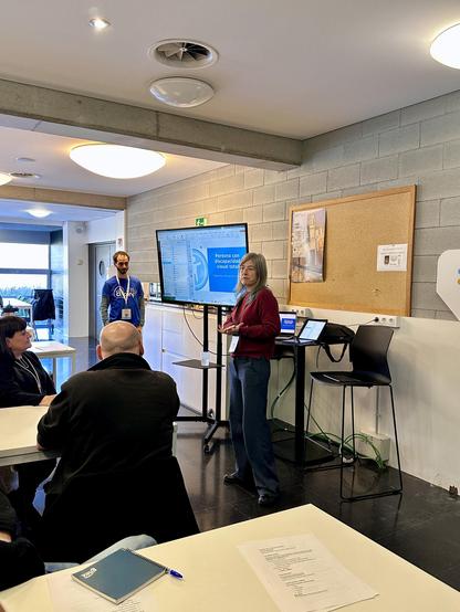 Afra Pascual en el Taller de l'a11yConf 2025 a Girona parlant d'accessibilitat en mobil davant de la audiència