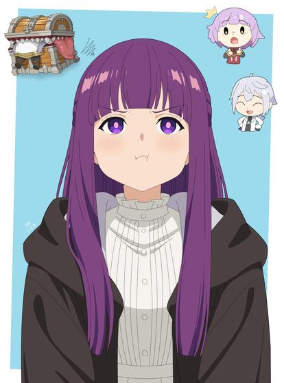 Una joven de estilo anime con cabello largo y liso color púrpura y ojos violetas mira directamente al frente con un puchero. Viste una camisa blanca de cuello alto con volantes y una capa oscura con capucha. En la esquina superior izquierda, un cofre del tesoro de madera con dientes afilados y una lengua roja que sobresale (un mímico) muestra las piernas de alguien con pantalones blancos y botas saliendo de su boca, como si lo hubiera devorado. A la derecha, flotan dos pequeños personajes de estilo chibi: uno con el pelo morado y una pequeña corona, con expresión de sorpresa; y el otro, de pelo blanco, ríe alegremente. El fondo es un azul celeste liso.