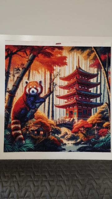 tableau de diamond painting d'un panda roux dans la foret et temple en Chine de Anniadp