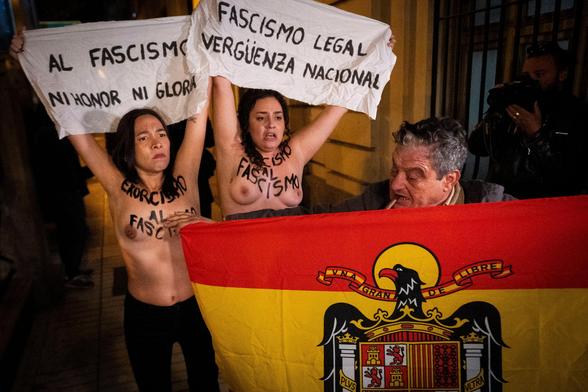 Dos activistas de Femen a la entrada a la Parroquia de los Doce Apóstoles, en Madrid, el pasado 20 de noviembre.