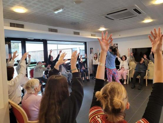 Cette année, les élèves de Terminale ayant choisi de suivre l’enseignement de spécialité danse du lycée Louis-Bascan poursuivent un projet intergénérationnel initié en 2024 avec l’EHPAD Georges-Rosset à Rambouillet (78).