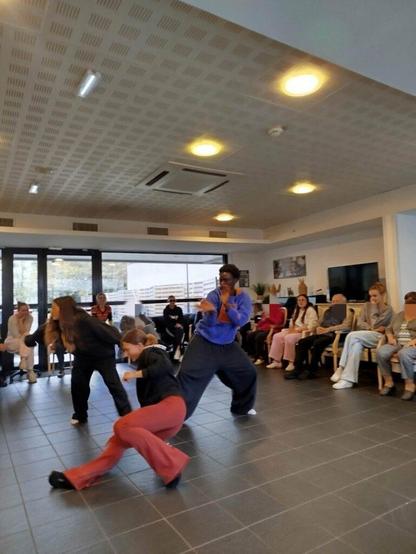 Cette année, les élèves de Terminale ayant choisi de suivre l’enseignement de spécialité danse du lycée Louis-Bascan poursuivent un projet intergénérationnel initié en 2024 avec l’EHPAD Georges-Rosset à Rambouillet (78).