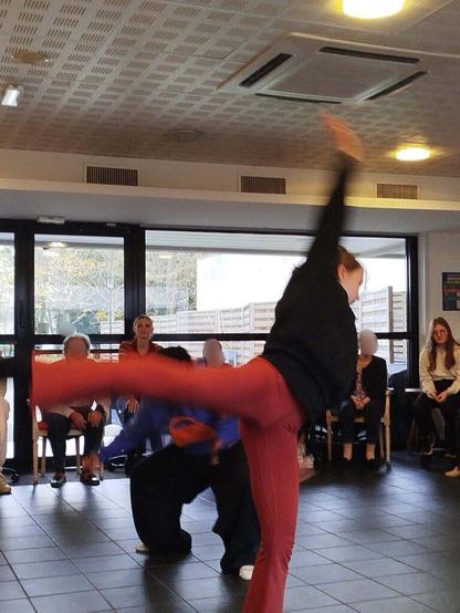 Cette année, les élèves de Terminale ayant choisi de suivre l’enseignement de spécialité danse du lycée Louis-Bascan poursuivent un projet intergénérationnel initié en 2024 avec l’EHPAD Georges-Rosset à Rambouillet (78).
