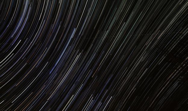 Trainées d'étoiles (poses de 5 s. pendant 2 heures) sans premier plan.