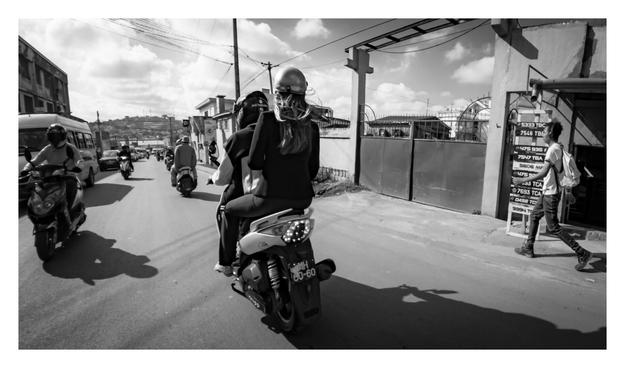 des scooteristes et leurs passagers