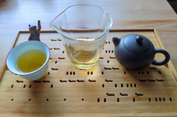 Same setup as previous pic, but showing the full tea tray from a slightly higher angle. You can now also see a white porcelain tea cup, and feline tea pet