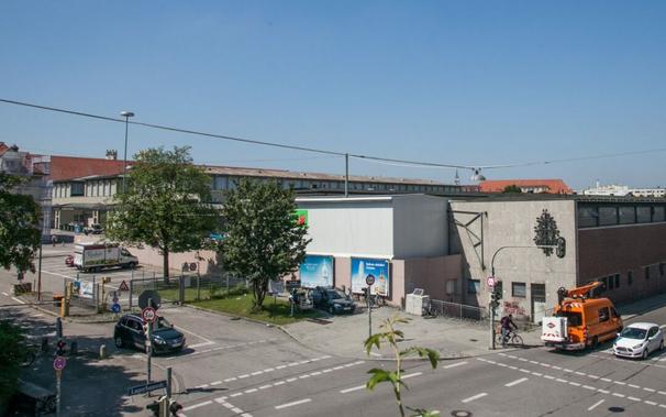 Das Bild zeigt eine Kreuzung am Großmarktgelände, im Hintergrund die Großmarkthalle.