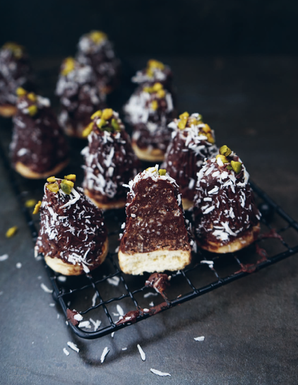Kleine Schokoberge, gefüllt mit einer Orangenlikör-Kokos-Schokoladen-Creme