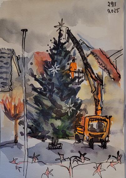 Aquarellskizze: eine riesige Tanne steht auf einem kleinen Marktplatz,  darunter ein oranger Kranwagen, der einen Korb mit einer Person in orange hoch zieht,  um den Baum zu schmücken.