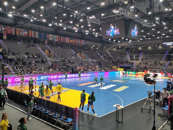 Spielfeld der Porsche-Arena, auf dem sich Spielerinnen aufwärmen.