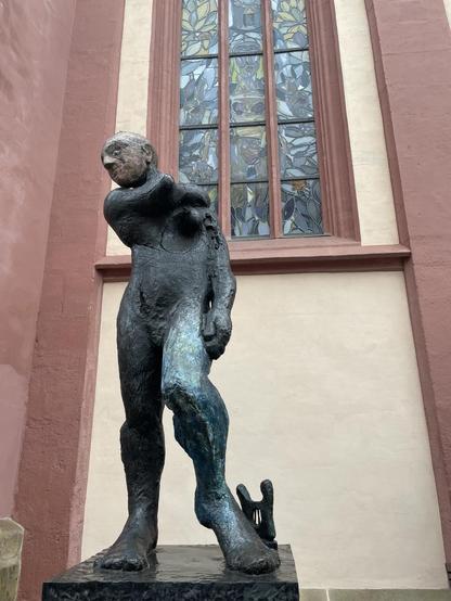 Skulptur vor Kirchenfenster