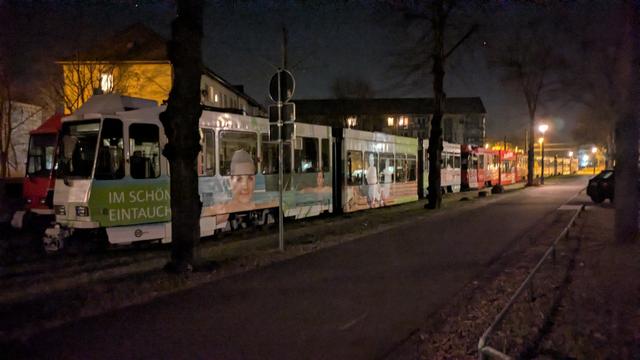 Acht Tatra KTNF6 von Cottbusverkehr stehen Nachts auf der Strecke Webschulallee.