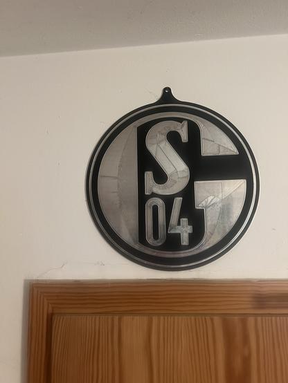 CNC-gefrästes S04-Wappen.