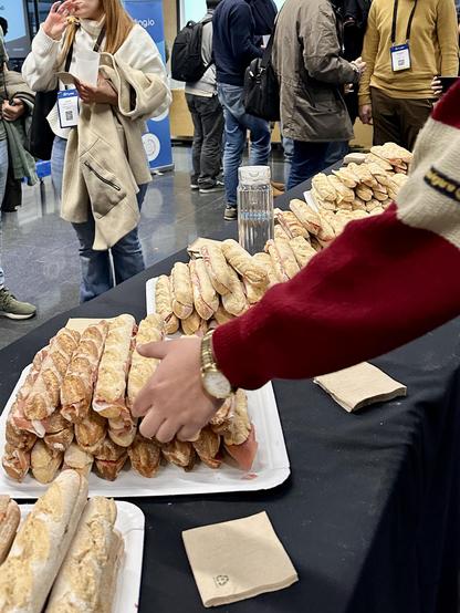 Assistent agafant entrepans en el coffee break