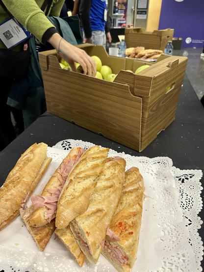 Dinar amb entrepans i pomes