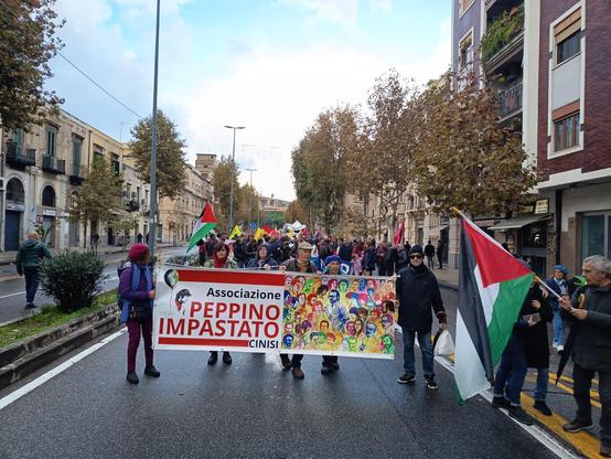 Corteo Messina NO PONTE - Lo striscione dell'Associazione Peppino Impastato di Cinisi in primo piano.