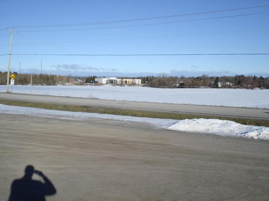 Vue vers la maison des aînés sans utilisé le zoom. La silhouette de l'expérimentateur en photos a été surpris par le soleil ;)