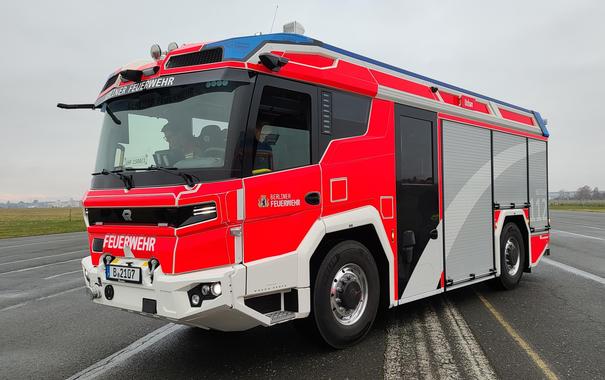 neue feuerwehr ohne außenspiegel, weil dort Kameras hängen