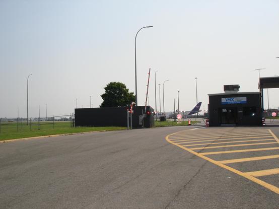 Aéroport de Mirabel 2024, clôture d'accès pour les avions de colis.