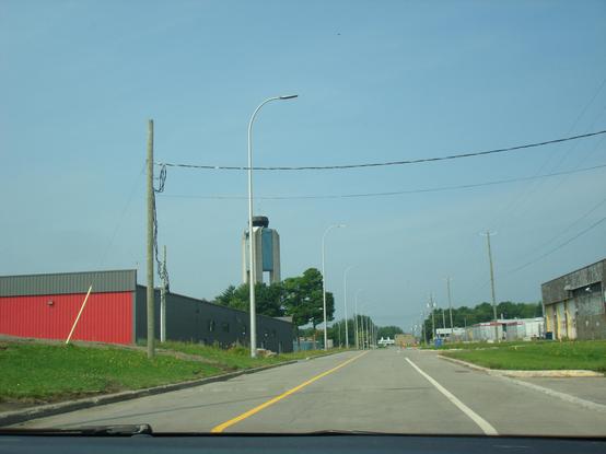 Une des routes de l'aéroport menant à la tour de contrôle de Mirabel.