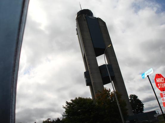 Vu de près de la tour de contrôle de Mirabel en 2024.