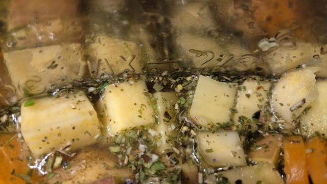 Detailaufnahme des umgerührten und mit Wasser aufgefüllten eintopfes und der Wand des edelstahl-einsatzes, an der die "MAX"-Markierung und der Füllstrich zu erkennen ist, an den die Wasserauffüllung heranreicht.