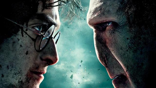 <img alt="Harry Potter: i dettagli che i fan degli anni ’90 non avevano colto e che oggi rivelano nuovi significati" class="webfeedsFeaturedVisual wp-post-image" height="900" src="https://i1.wp.com/static0.srcdn.com/wordpress/wp-content/uploads/2025/11/harry-and-voldemort-facing-off-in-harry-potter-and-the-deathly-hallows.jpg?w=1600&amp;h=900&amp;fit=crop&amp;w=1600&amp;resize=1600,900&amp;ssl=1" style="display: block; margin-bottom: 5px; clear: both;" title="Harry Potter: i dettagli che i fan degli anni ’90 non avevano colto e che oggi rivelano nuovi significati" width="1600" /><div class="starw-prima-del-contenuto_4" id="starw-888677056"><div id="addendoContainer_Interstitial"></div></div><p>Quando i libri di <em>Harry Potter</em> uscirono per la prima volta, erano pensati soprattutto per i lettori più giovani degli anni ’90. Tuttavia, rileggendoli oggi, molti di quei fan — ormai adulti — scoprono quanto la saga di J.K. Rowling nasconda <strong>temi e simbolismi più profondi</strong>, spesso sfuggiti alla prima lettura. Il fascino duraturo della serie sta proprio in questo: nella sua capacità di parlare a diverse età e livelli di comprensione, offrendo nuove chiavi di lettura a ogni rilettura.</p><div class="starw-contenuto_6" id="starw-1931594023" style="margin-top: 2px; margin-bottom: 2px;"><!-- BOX 300x250 Articolo 1 -->
<div id="addendoContainer_9001" style="width: 300px; height: 250px;">
</div></div>
<p>Da bambini, molti di noi erano catturati dalla magia, dall’avventu